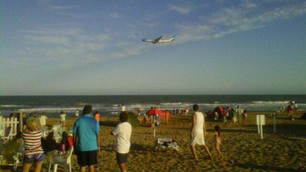 La presencia de la aeronave sorprendió a los turistas de la Costa Atlántica.