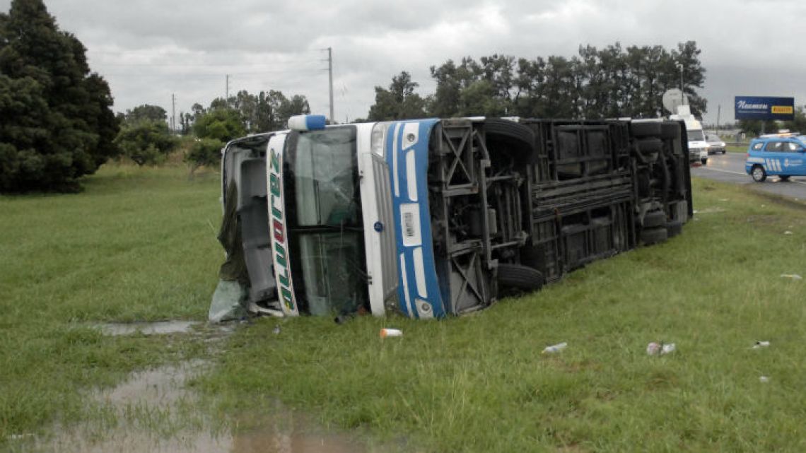 Volcó un micro en la Ruta 2: murió una mujer y hay 35 heridos | Perfil
