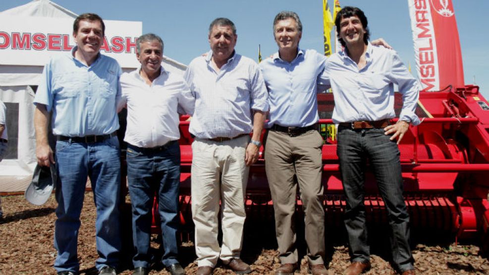 El economista Carlos Melconian (el primero de derecha a izquierda) junto a Mauricio Macri durante la campaña electoral de 2013. 