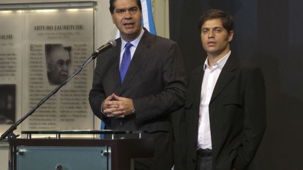 El jefe de Gabinete, Jorge Capitanich y el ministro de Economía, Axel Kicillof, durante el anuncio. 