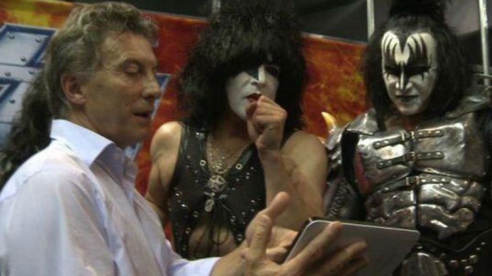 La foto de Macri con los Kiss fue usada por un usuario para burlarse de la convocatoria. 