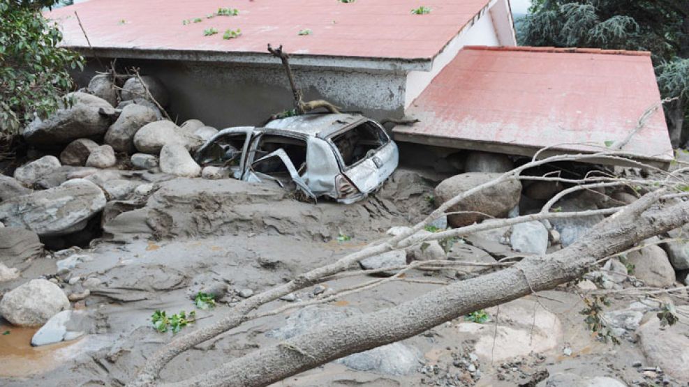 Desolación. El lodo y las piedras que cayeron del cordón montañoso Ambato destrozaron casas, autos, caminos y postes de luz. Decretaron la emergencia provincial.