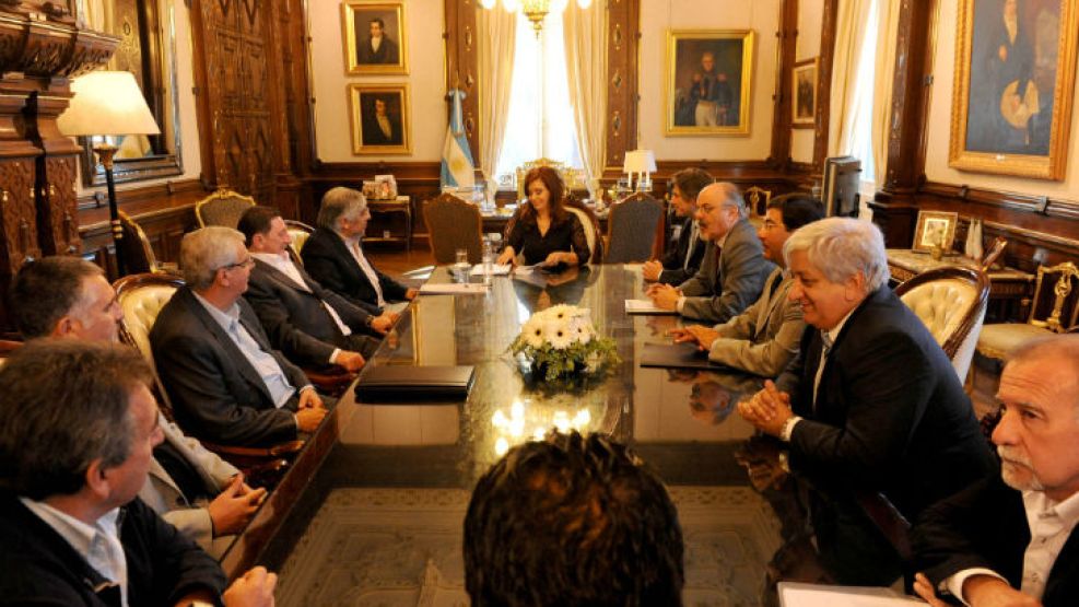 La presidenta en una reunión con el líder de la CGT, Hugo Moyano y un grupo de sindicalistas, antes de la ruptura. 