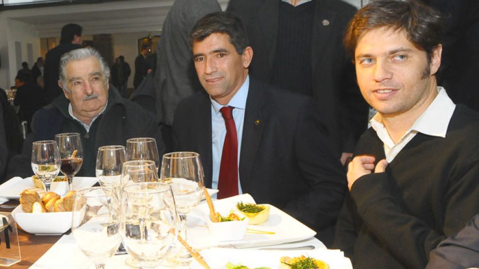 Juntitos los tres. Sendic sentó a Kicillof con Mujica en un evento del centro de estudios que dirige. Estuvo con CFK en un acto de la empresa estatal Ancap, de la que fue presidente.