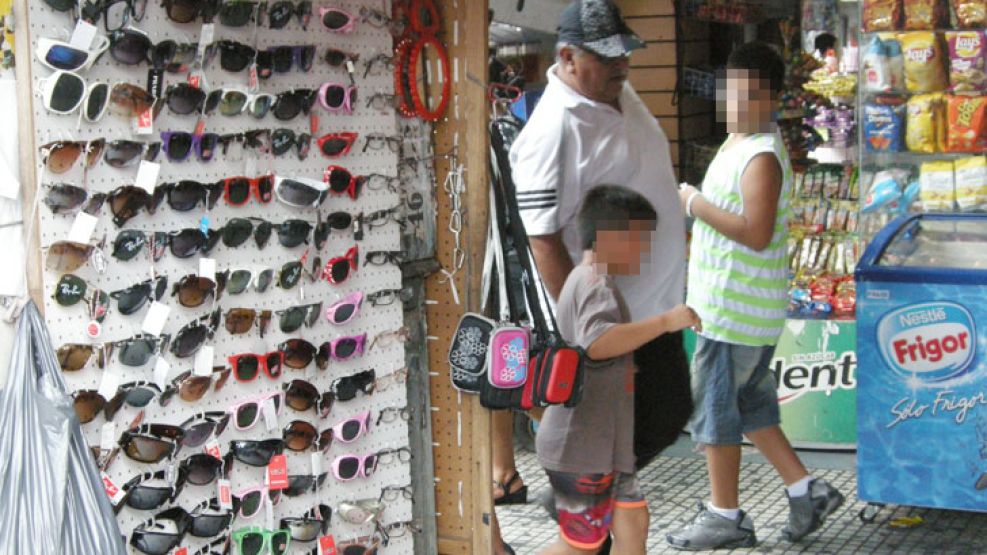 Sin control. En kioscos porteños se venden gafas de sol de mala calidad y sin una inspección sanitaria adecuada.