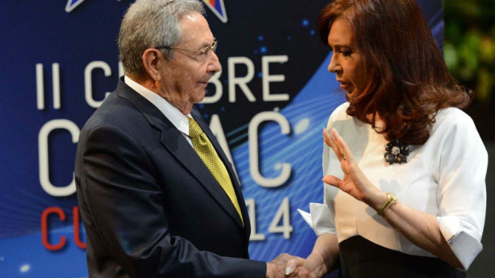 CFK llegó esta mañana al centro de convenciones PabExpo, donde hablará cerca de las 18.