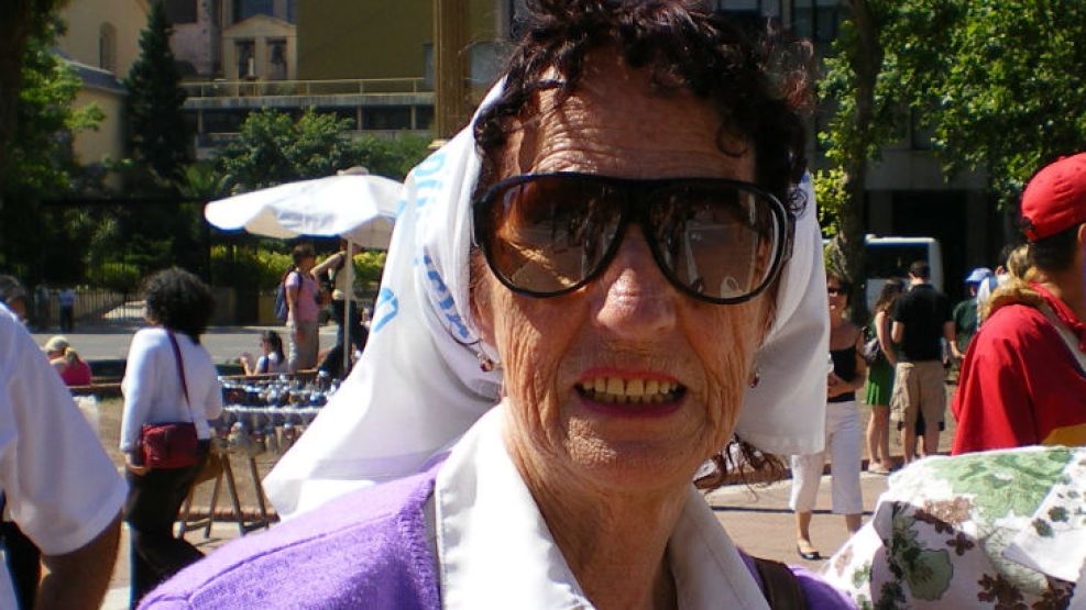 Elia Espen tiene 82 años y está enfrentada con las Madres que adhieren al gobierno. 