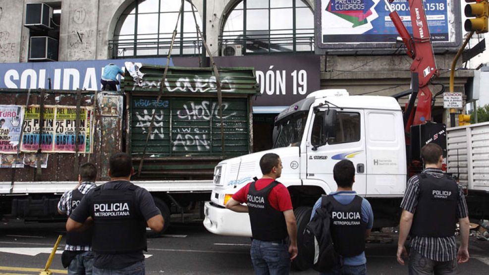 Tres puestos donde presumiblemente se vendía mercadería ilegal fueron levantados hoy por la Policía Metropolitana.