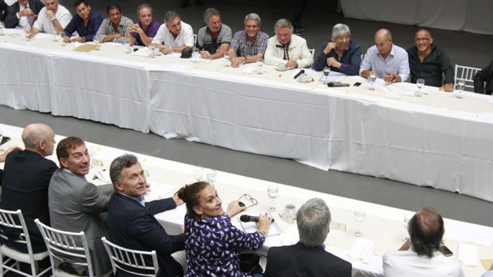 El jefe del gobierno porteño Mauricio Macri, y miembros de su gabinete se reunieron con la CGT de Hugo Moyano y Luis Barrionuevo, en la Usina del Arte en el barrio de La Boca
