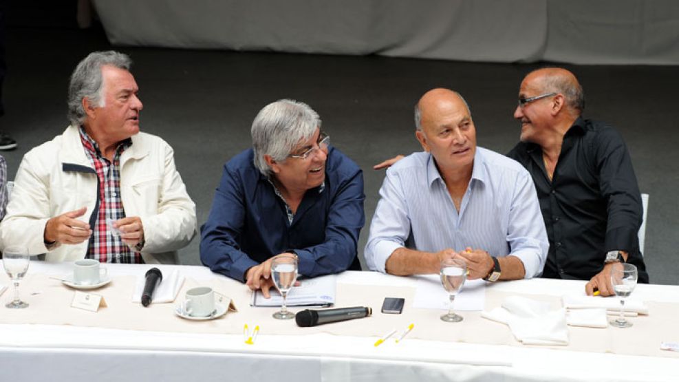 El jefe del gobierno porteño Mauricio Macri, y miembros de su gabinete se reunieron con la CGT de Hugo Moyano y Luis Barrionuevo, en la Usina del Arte en el barrio de La Boca