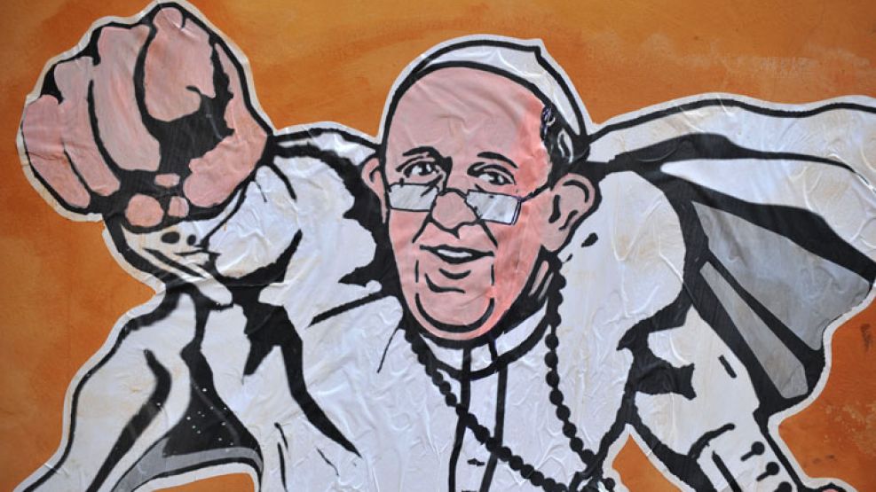 El mural del "Superpapa", con el puño en alto y una valija con "valores" y una bufanda de San Lorenzo.