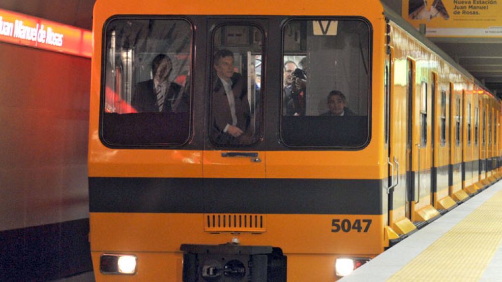 El jefe de gobierno porteño, Mauricio Macri, a bordo de la primera tanda de formaciones del Metro de Madrid, en julio de 2013.