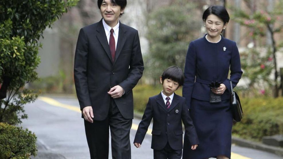 El príncipe japonés llegó acompañado por su esposa, la princesa Kiko.
