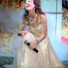 La cantante lírica y pop Gabriela Pochinki conmovió a la gran audiencia de la Fiesta de los Famosos de Uruguay que la aplaudió de pie al término de su inolvidable recital. 
