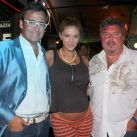 Alvaro Navia y Vanina Escudero, embarazadísimos, junto al empresario hotelero Alejandro Gammella en la elección de Miss Uruguay en el Hotel Punta Arena de Punta del Este. 