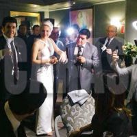 Compromiso de gala. Ella, con vestido Versace, y él, de traje Armani. Hubo cumbia, karaoke y champagne Cristal.