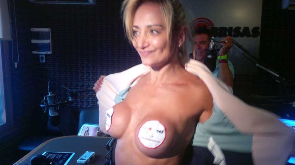 Andrea Ghidone topless en la radio 1