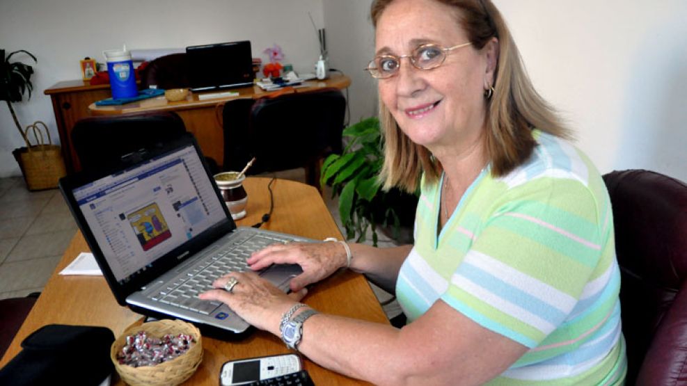 Comunicados. Graciela, como muchos abuelos, usa la red social para contactarse con sus nietos.