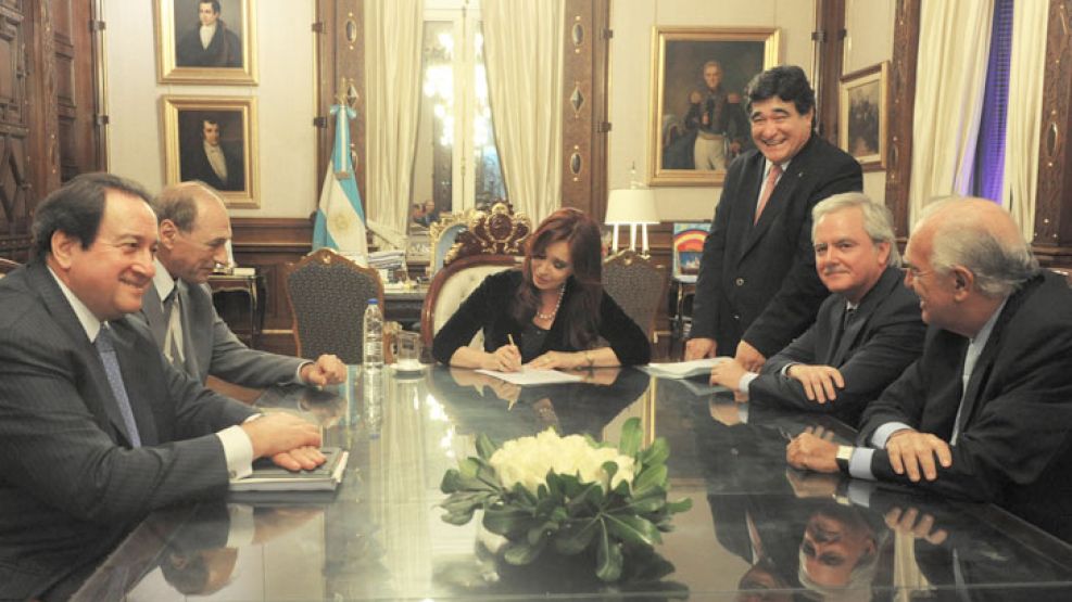 Con los redactores. Cristina y Zannini, con Arslanian, Zaffaroni, Pinedo y Gil Lavedra, en 2012.