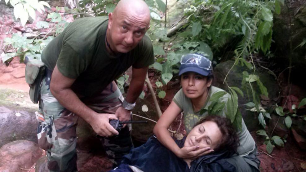 Encuentro. El equipo de rescatistas registró el momento en que hallaron con vida a la médica platense perdida durante una semana en la selva.