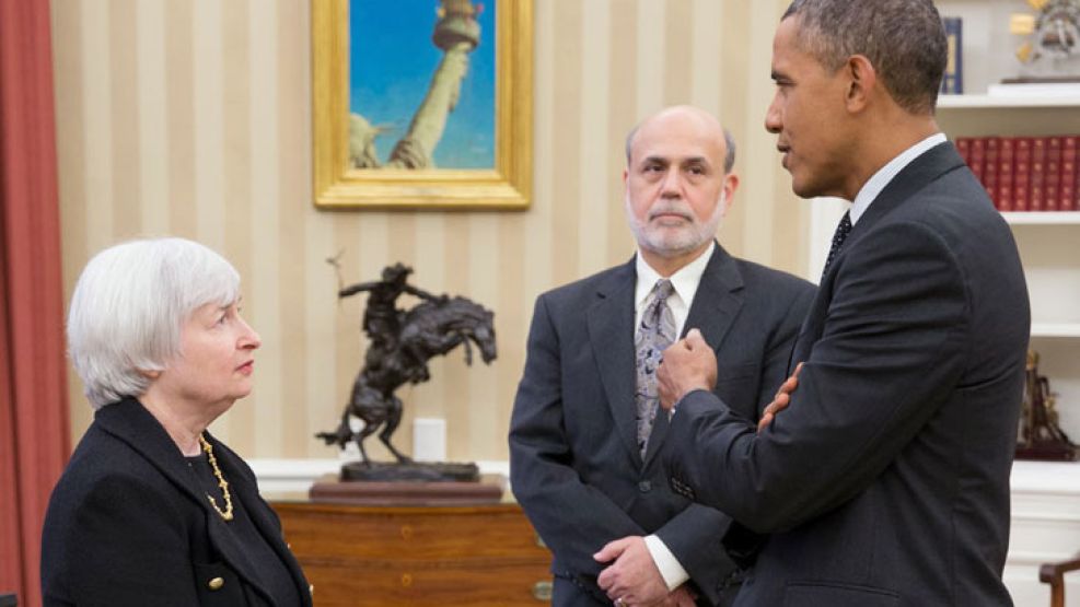 La chica de la tapa. Janet, en la portada de Time. Con Obama y su antecesor en la FED, Bernanke, en la Casa Blanca.