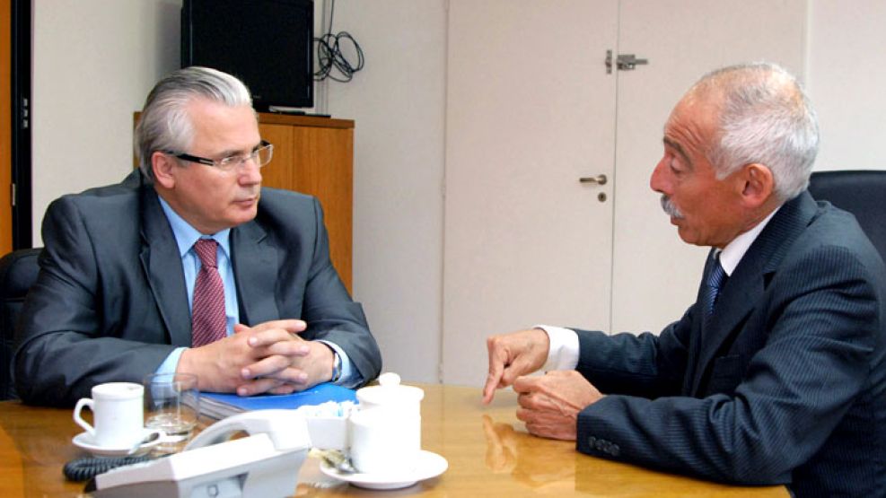 Reunión. A fines de 2013, el funcionario del organismo antilavado se reunió con el ex juez español, quien explicó el caso Pinochet.