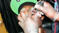 Una nueva moda peligrosa: el eyeball tattoo.