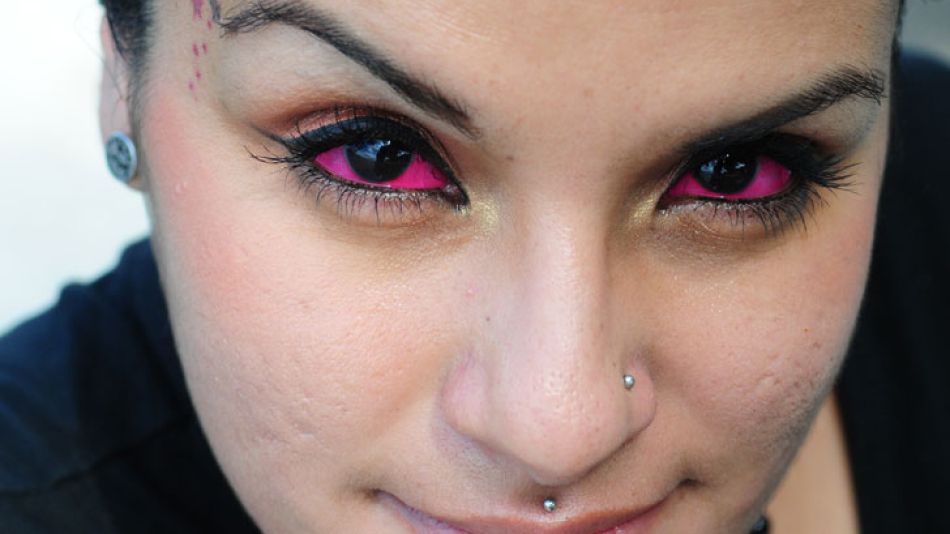 Cambios. Se dan inyecciones de tinta en los ojos. Pueden elegirse varios tonos. También se aplican joyas.