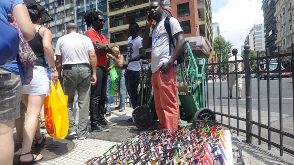Reclamo. Mientras el gobierno porteño combate la venta callejera, los africanos piden poder trabajar.