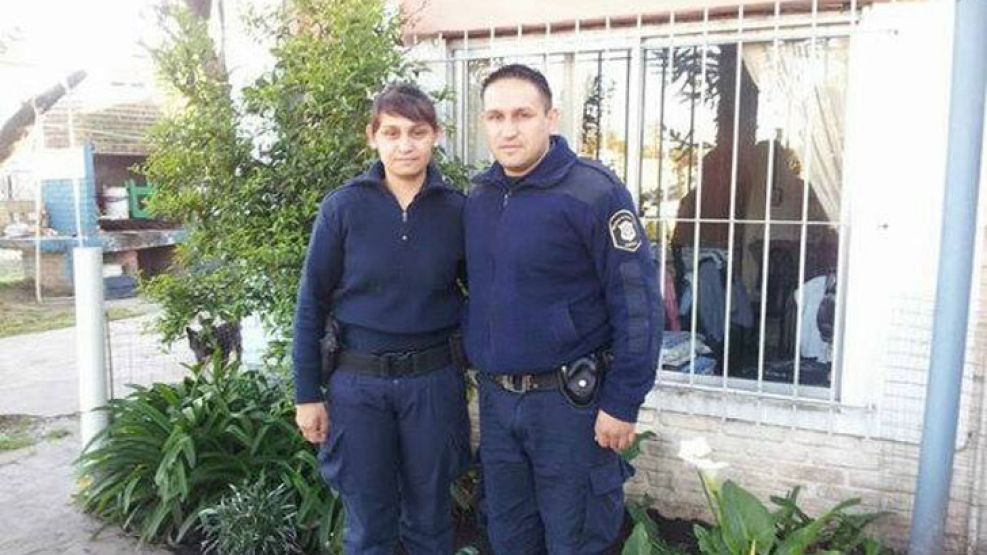 Barbara. Era de familia de policías. En la foto, con su hermano. 