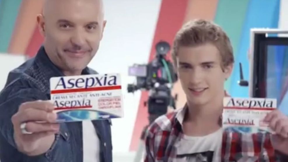 Guillermo “el Pelado” López vende Asepxia, antiacné, en una de las tantas publicidades del laboratorio con productora propia.