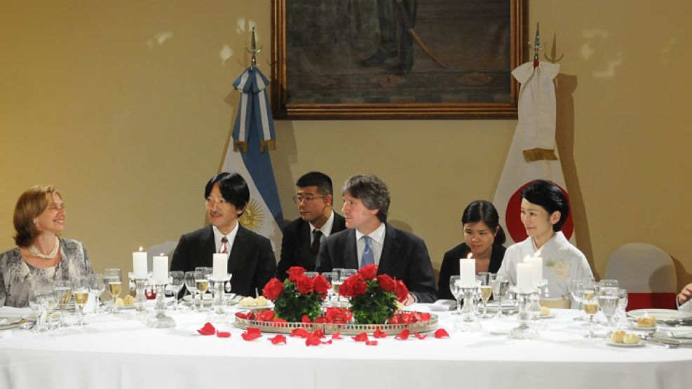 A la mesa. (De izq. a der.) El viernes, Beatriz Rojkés, el príncipe Akishino, Boudou, la princesa Kiko y Héctor Timerman, en el salón principal del Palacio San Martín.