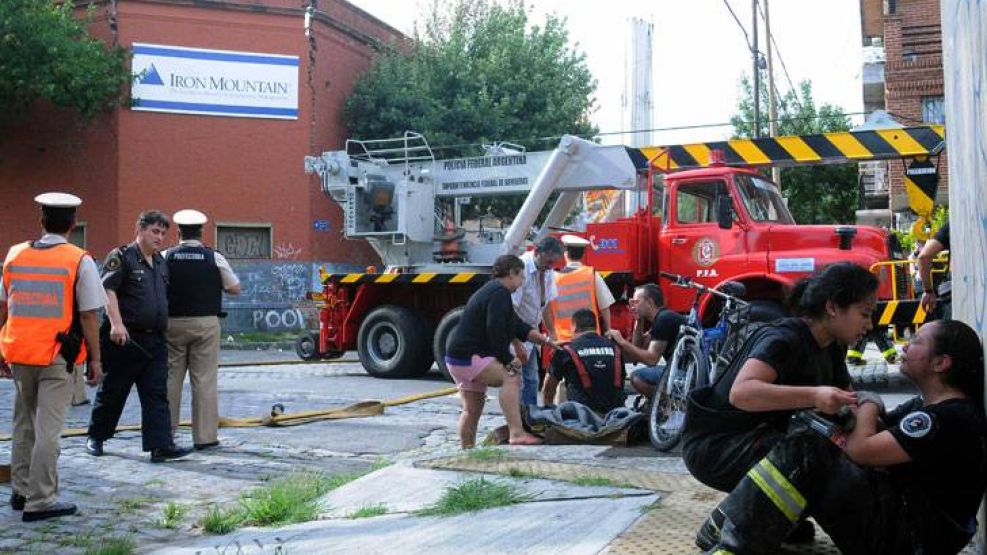 El llanto de compañeros y compañeras de los bomberos y rescatistas voluntarios que murieron.