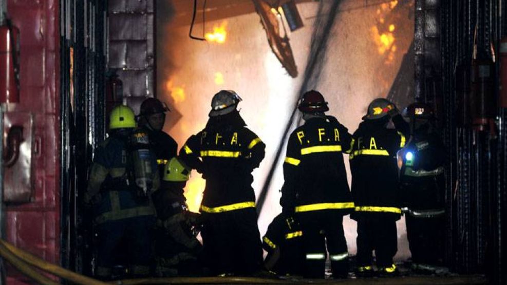Los bomberos y rescatistas muertos fueron alcanzados por un derrumbe mientras intentaban apagar el fuego.