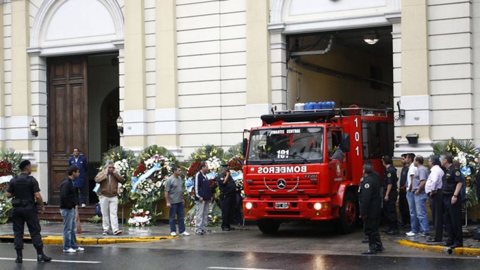 Continúan velando los restos de los bomberos fallecidos.