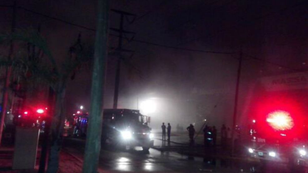 El incendio de la maderera en Tigre desde diferentes ángulos.