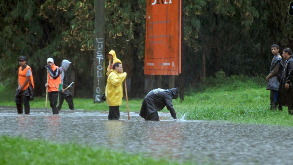 La lluvia mantiene el alerta en La Plata, donde ya hay varios evacuados en Berisso y Ensenada.