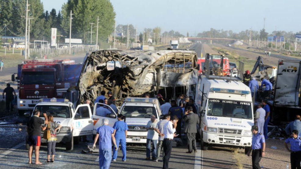 Según los primeros informes, el camión circulaba en contramano e impactó de frente al micro, que se dirigía a la Terminal de Ómnibus de la ciudad de Mendoza.