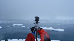 Trabajo. El glaciólogo Ted Scambos instalando una cámara. 
