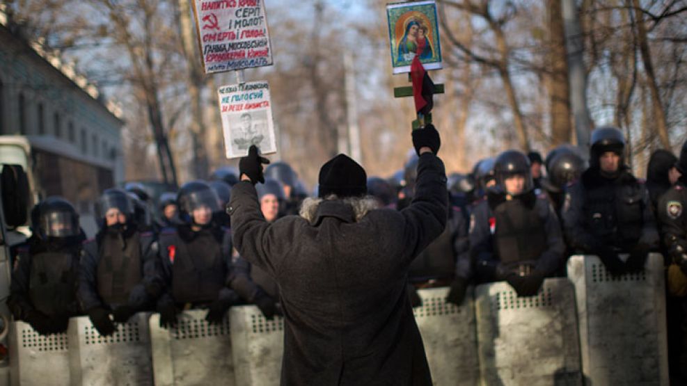 En la calle. Los opositores al gobierno se manifiestan contra la policía en la capital ucraniana.