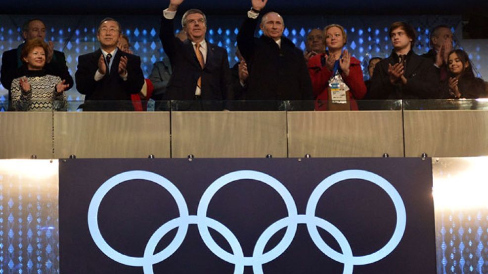 Inauguración. Putin junto a los representantes del COI y la ONU, ayer en los juegos de Sochi.