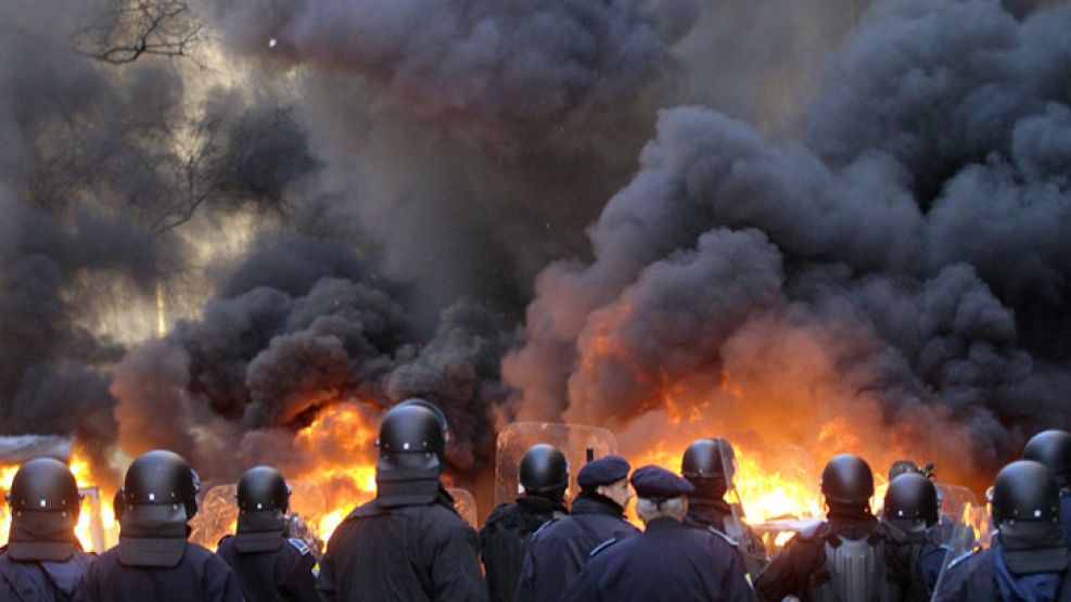 Manifestacion. El fuego amenaza las calles de Sarajevo. 