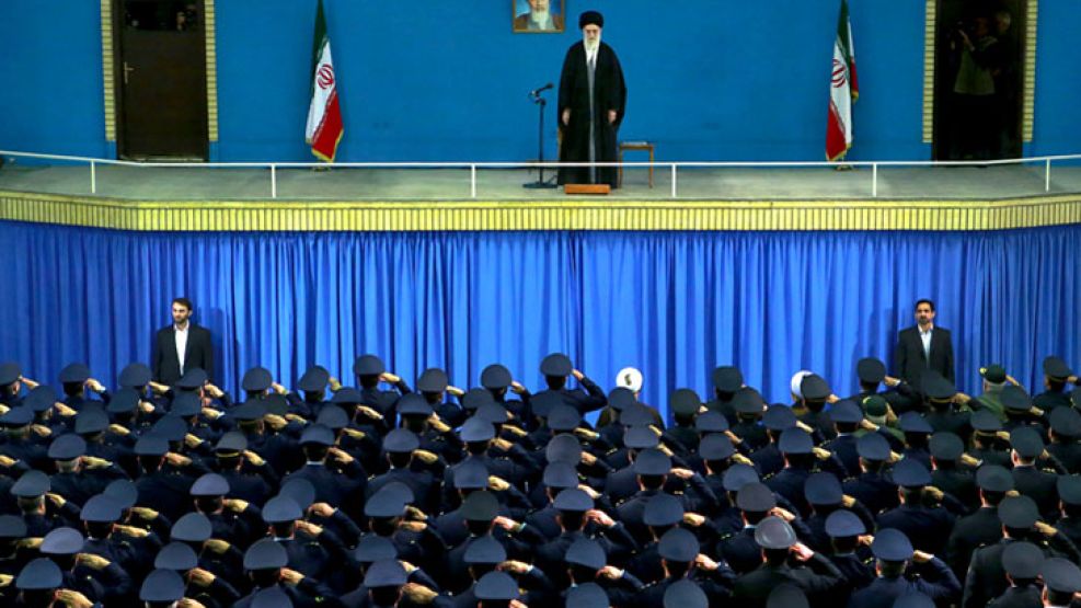 fuerza. El ayatolá Jamenei dio un discurso ayer ante militares.