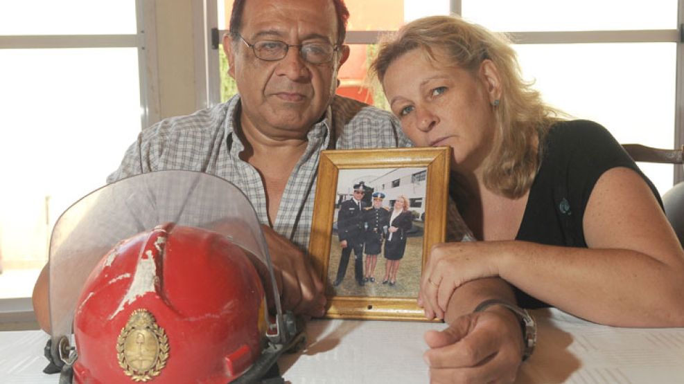 Los Garnica. Anahí se convirtió en la primera mujer bombero siguiendo a su padre, Jorge. “Ella estaría feliz por el reconocimiento de la gente al esfuerzo”, dice su mamá, Ana María.