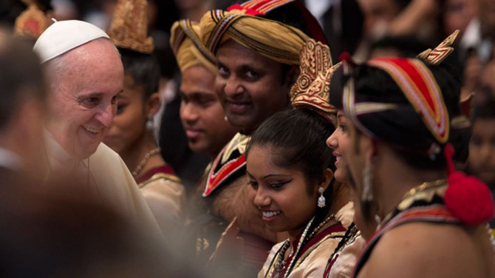 Todo el mundo. El papa argentino recibió ayer a una delegación de Sri Lanka en el Vaticano.
