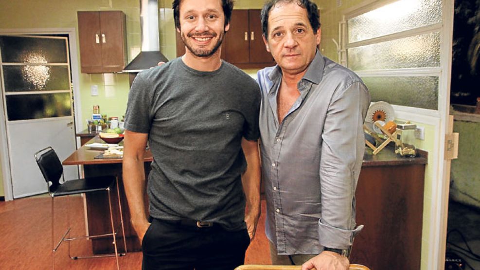 Ultima foto. Benjamín Vicuña y Julio Chávez posaron tras grabar el final de Farsantes en Estudios Baires de Don Torcuato, el 20 de diciembre. 