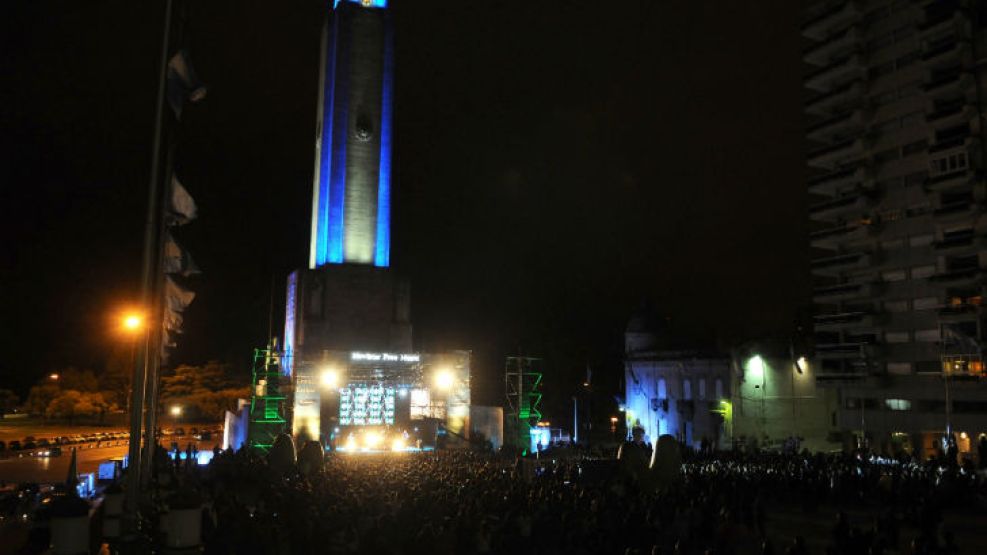 Más de 15 mil personas asistieron al “Movistar Free Music Grandes Éxitos”, que se realizó en la ciudad de Rosario. 