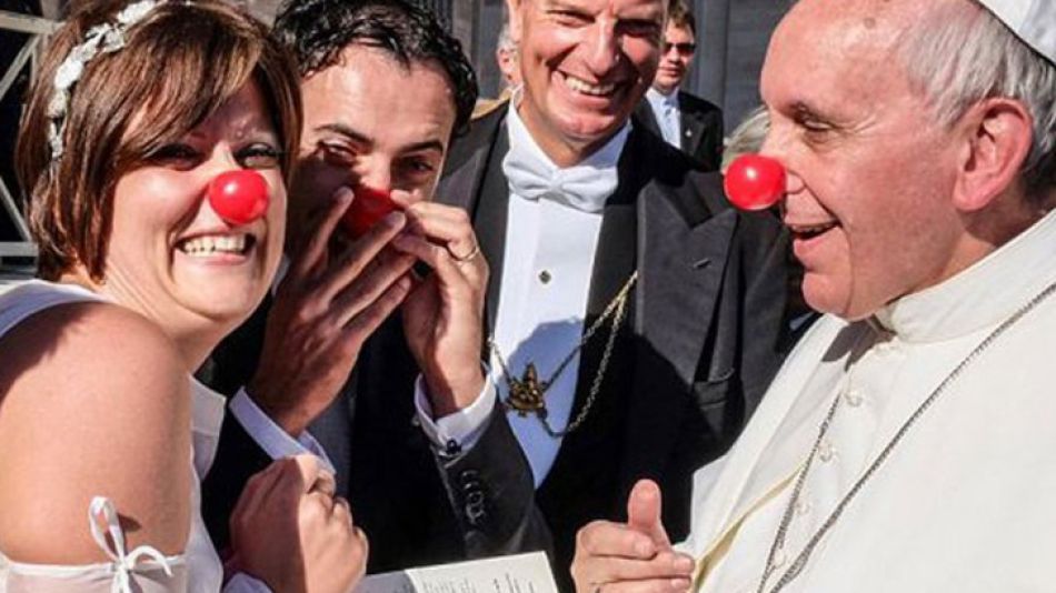 Hace unos meses, Francisco celebró un casamiento con nariz de payaso.