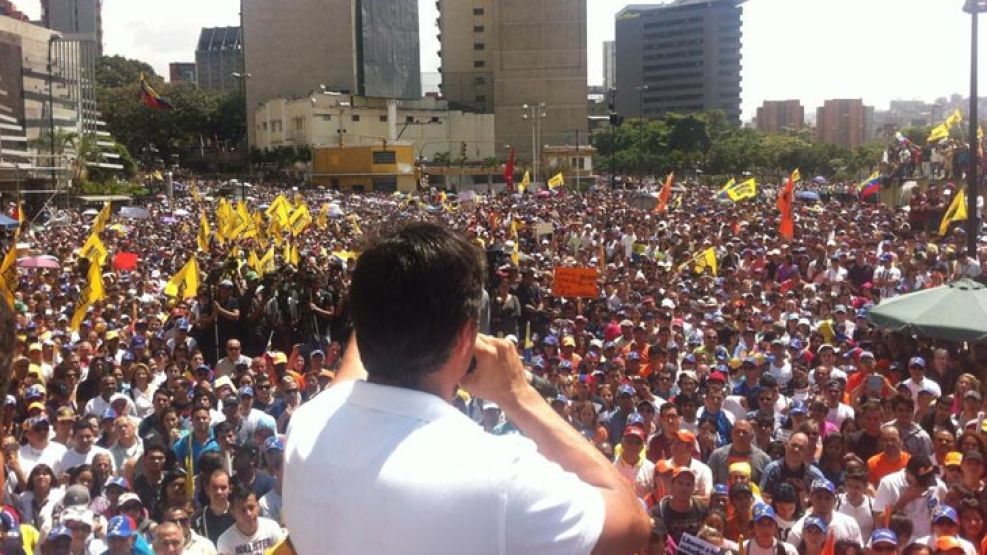 Miles de personas se volcaron a las calles de diversas ciudades de Venezuela para protestar contra la política económica del gobierno que encabeza Nicolás Maduro.