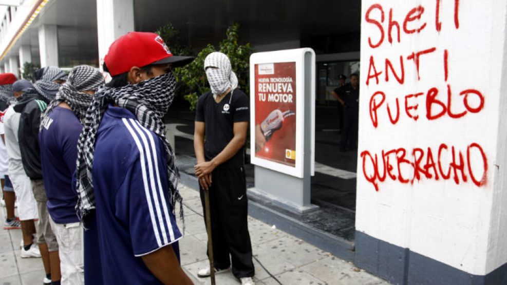 Militantes de Quebracho marchan contra la petrolera Shell